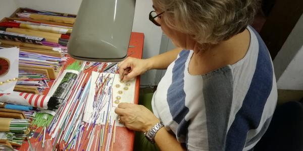 Photo d’un artisan créant des bijoux en mosaïque byzantines, utilisant des tesselles de verre colorées pour former des motifs élégants et symboliques.