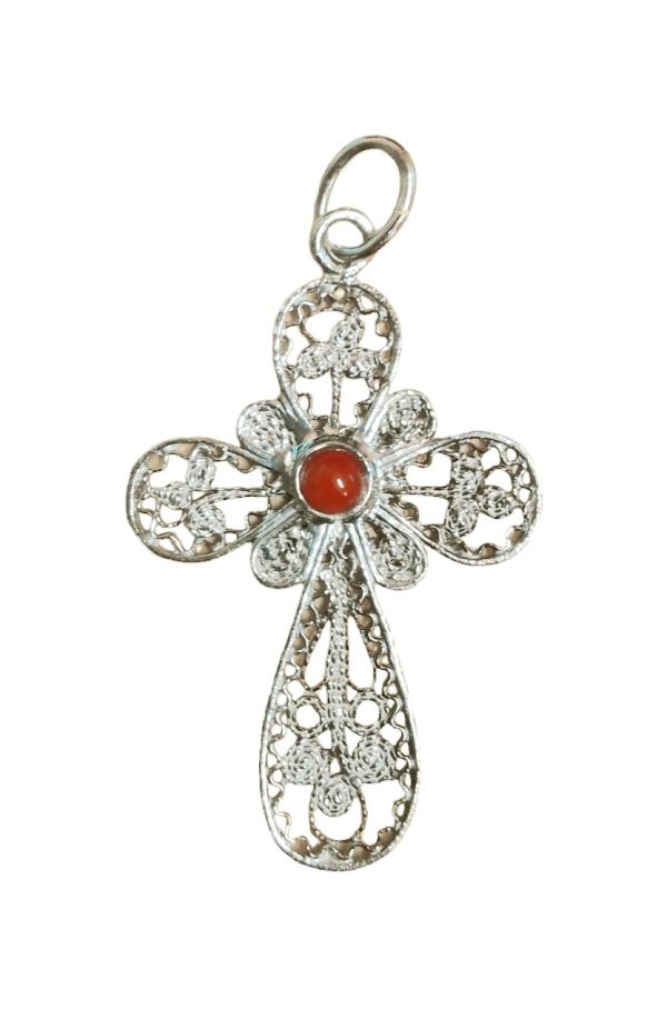 Pendentif en argent 925 artisanal, accompagné de corail.  Il est conditionné dans son écrin.