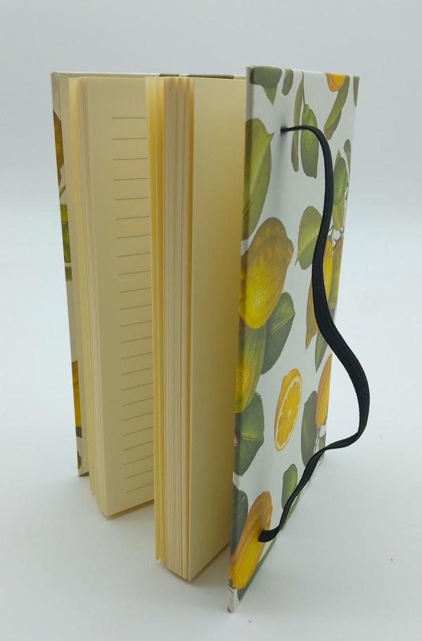 CAHIER RIGIDE AVEC ELASTIQUE 10,5*15 CM