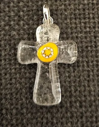 CROIX PENDENTIF 3 CM VERRE TRANSPARENT UNE MURINE JAUNE ARTISANAT DE MURANO