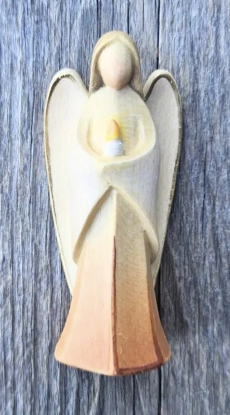 ANGE GARDIEN EN BOIS SCUPLTE ET PEINT A LA MAIN COULEURS CHAUDES7CM