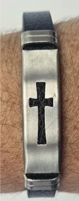 BRACELET HOMME MODERNE SIMILI CUIR MARON CROIX DANS SON ECRIN
