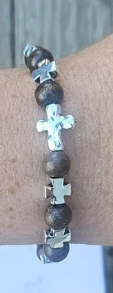 BRACELET ELASTIQUE BOIS MARRON ET CROIX GRECQUE