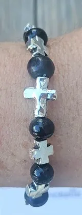 BRACELET ELASTIQUE BOIS NOIR  ET CROIX GRECQUE