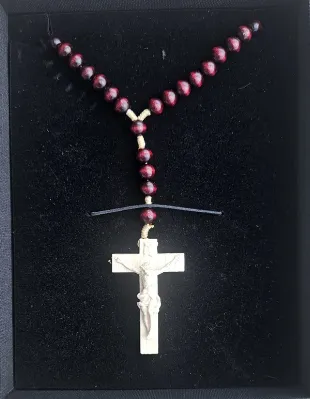CHAPELET EN BOIS EN COFFRET  CHRIST NATUREL 243