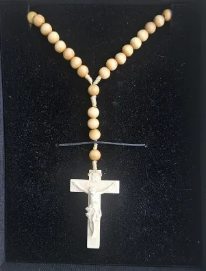 CHAPELET EN BOIS EN COFFRET  CHRIST NATUREL 205