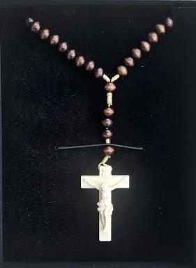 CHAPELET EN BOIS EN COFFRET  CHRIST NATUREL 229